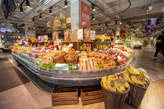 超市内景进口水果区