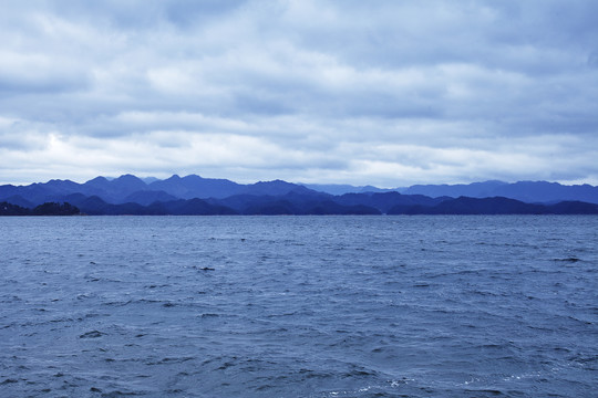 蓝色的湖水与远山