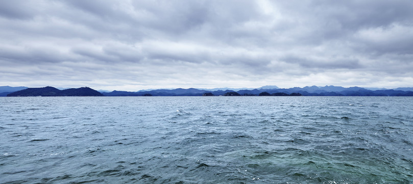 浪花翻涌的湖面与远山