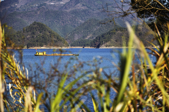 湖面上一艘黄色的驳船