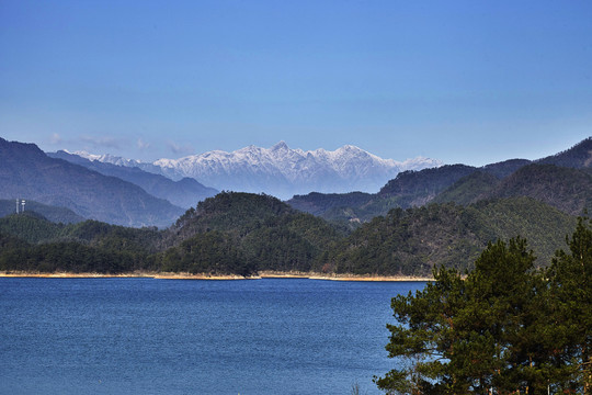 蓝色的湖水与远处的雪山
