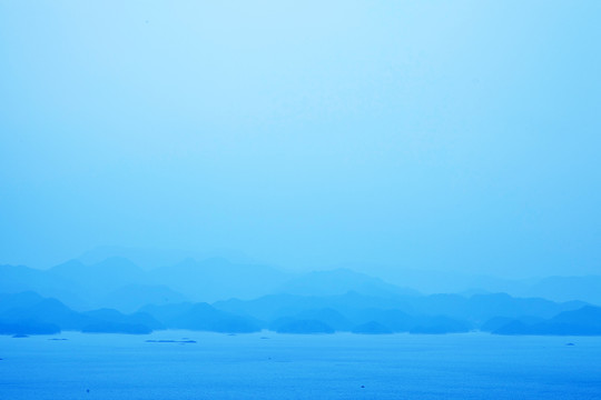 蓝色的湖水远山