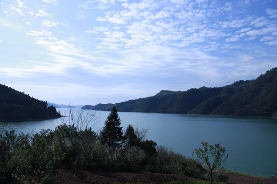 蓝天白云下的湖与远山
