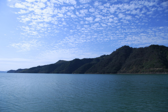 湖面与远山