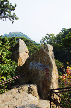 千山仙人台山顶险峻山石与群山