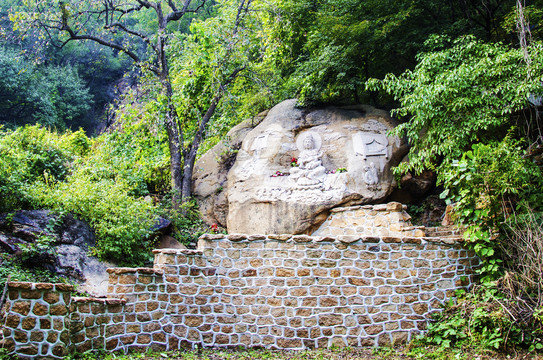 千山中会寺山壁送子观音浮雕像