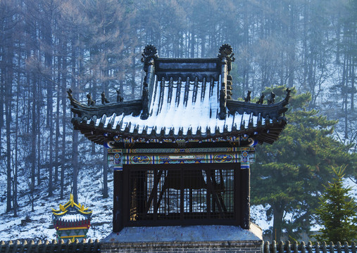 千山中会寺钟楼雪景