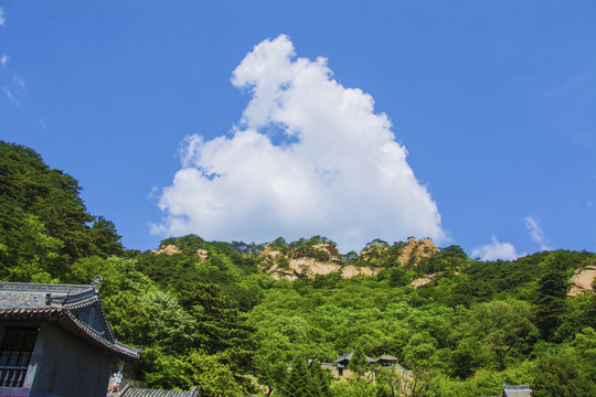 千山中会寺寺院建筑群与山峰白云