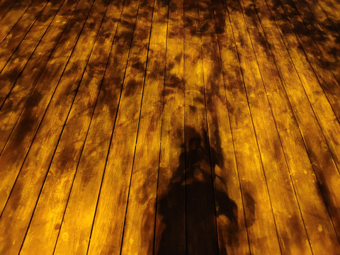 夜晚的木地板