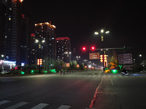 龙门大道红绿灯路口夜景