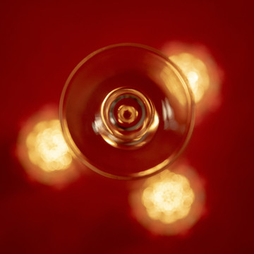 酒杯与迷你灯具背景图