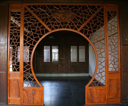 中式圆形镂空雕花木门