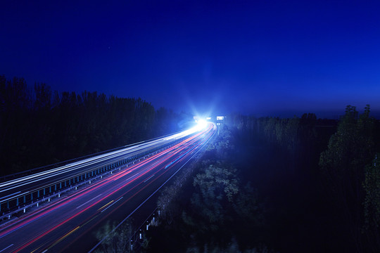 夜幕下的高速公路上车流不息