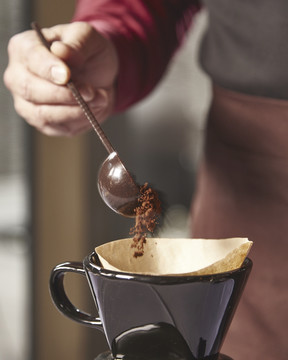 为手冲咖啡壶滤杯里添加咖啡粉