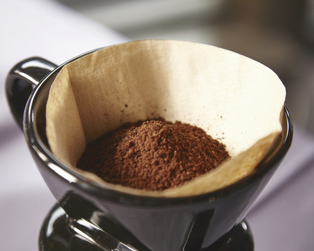 手冲咖啡壶滤杯放满了咖啡粉