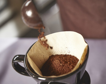 为手冲咖啡壶滤杯添加咖啡粉