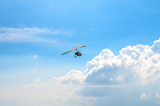 天空中的滑翔机