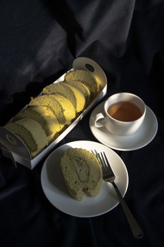 美味的抹茶蛋糕卷与绿茶