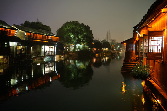 江南水乡乌镇西栅夜景的灯光