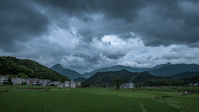 山村暴雨来临之际