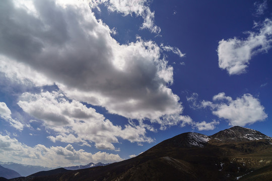 高原雪山蓝天白云