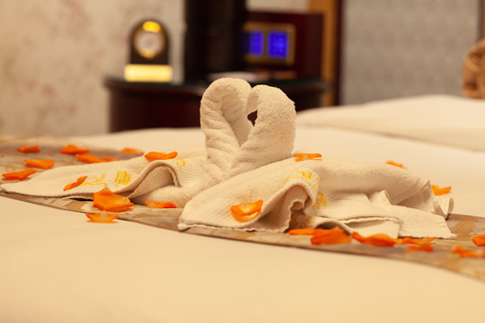 酒店床铺折花浴巾