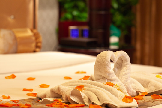 酒店床铺折花浴巾