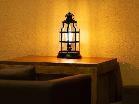 咖啡馆木桌上的复古铁艺台灯
