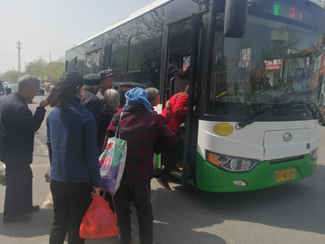 一群老人上公交车