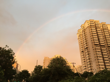城市里的彩虹