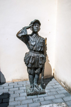 红军小战士敬礼雕塑