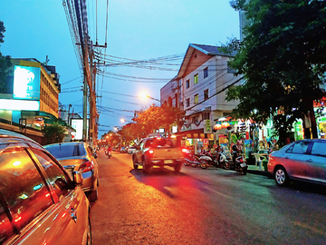 清迈古城街道夜景