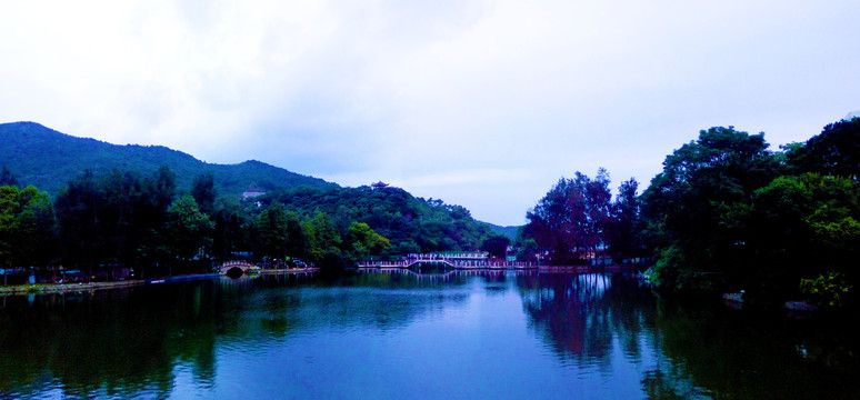 湖畔暮色风景