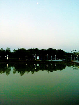 坪山中心公园湖畔暮色黄昏