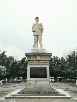 彭雪枫将军塑像