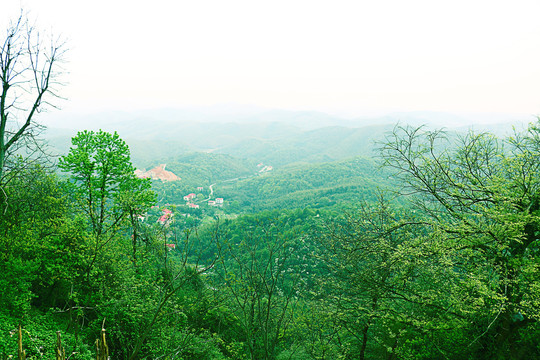 春天远山山脉