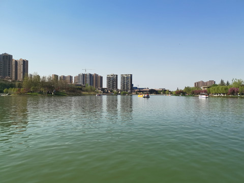 城市湖景