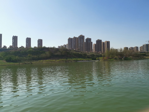 城市湖景