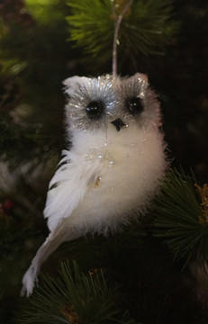 圣诞树上的猫头鹰装饰