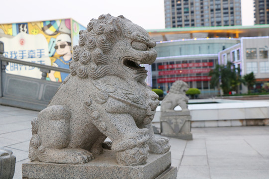 茂名文化广场图书馆门前小石狮
