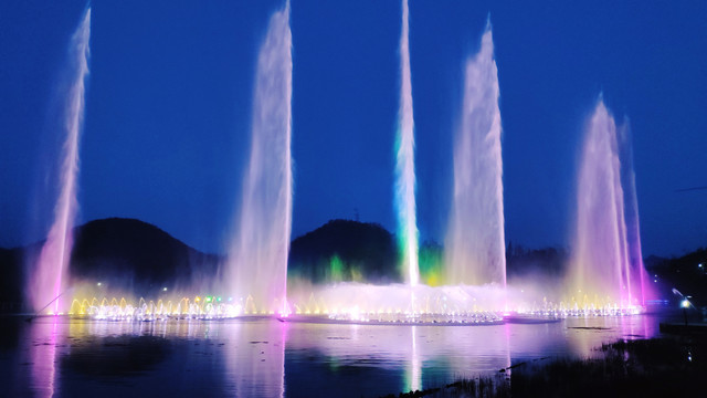 水上彩色喷泉