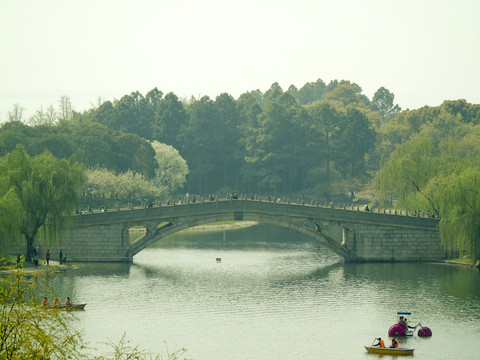 湖面上的古代石桥