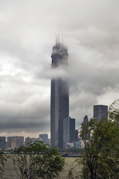云雾中的绿地大厦