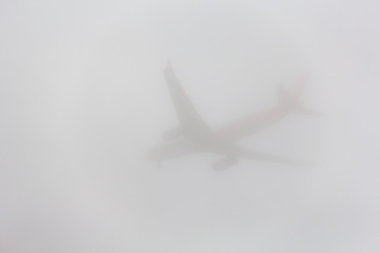 雾中飞机