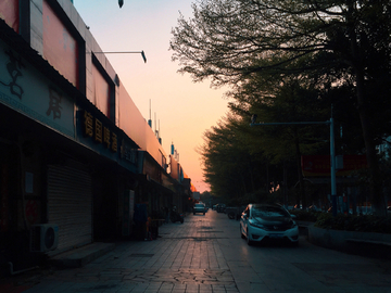 黄昏下的街道