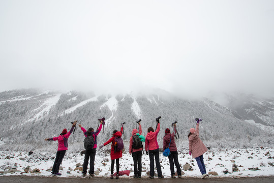 西藏雪景旅游游客纪念照