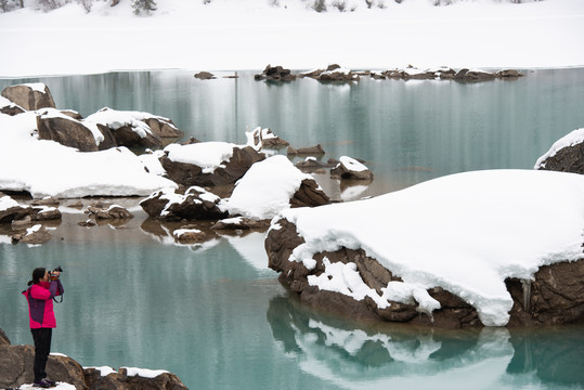 西藏雪景旅游游客纪念照