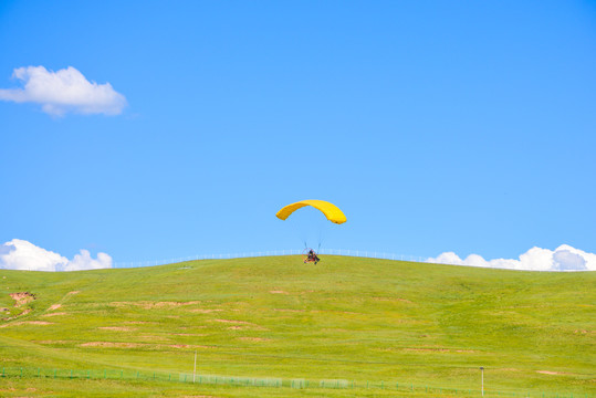 草原上的滑翔机