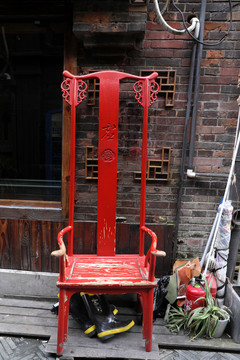 大红椅子
