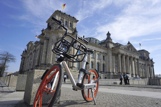 德国国会大厦前的中国共享单车